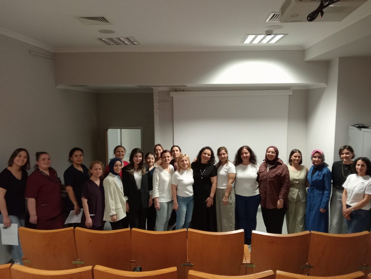 “I. Uluslararası OHD Kongresi’nin ilk gününden karelerle sizlerleyiz! Kurs programlarıyla başlayan bu anlamlı buluşmada, bilimsel paylaşım ve mesleki gelişim adına dolu dolu bir gün yaşıyoruz. Takipte kalın!” 🌸🥰🙌 
#OHD2025 #KursGünü #SağlıktaGelişim #UluslararasıKongre
