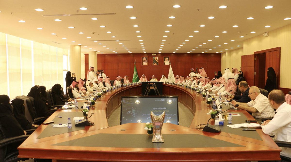 HRSD_SA's tweet photo. معالي نائب وزير الموارد البشرية والتنمية الاجتماعية للعمل الدكتور/ عبدالله بن ناصر أبوثنين يزور فرع الوزارة والغرفة التجارية بمنطقة حائل.

🔗|| https://t.co/XE2I7iaUYL https://t.co/jQ4VkMrimo