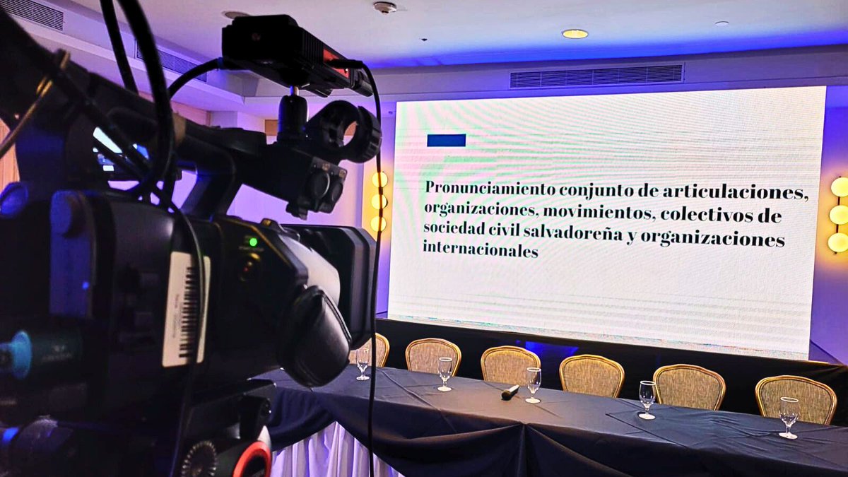 infodemiasv's tweet photo. #Actualidad | 🔴 Organizaciones sociales denuncian criminalización de personas defensoras de derechos humanos en El Salvador.

Te #explicamos qué está pasando y por qué es grave:

1️⃣ En los últimos días, fueron capturadas Ruth López, Alejandro Henríquez y Ángel Pérez: personas reconocidas por su trabajo en la defensa de derechos humanos, ambientales y comunitarios.
Estas detenciones no son hechos aislados.

2️⃣ Más de 70 organizaciones nacionales e internacionales denuncian una escalada de persecución desde el Estado salvadoreño contra quienes defienden derechos fundamentales.

Lo que está en riesgo:
⚠️ La libertad de expresión
⚠️ El derecho a organizarse
⚠️ El derecho a disentir

🧵👇
