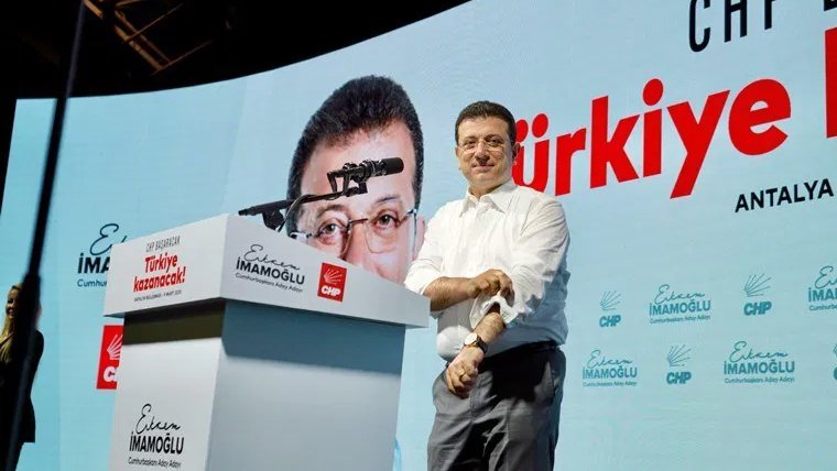 Ekrem Başkan, sen ne temiz bir adammışsın ki kamunun tüm imkânlarını seferber edip bir açığını bile bulamıyorlar. Attıkları iftiraları da yüzlerine gözlerine bulaştırıyorlar. Seni aklamak isteseler, bu kadar başarılı olamazlardı.