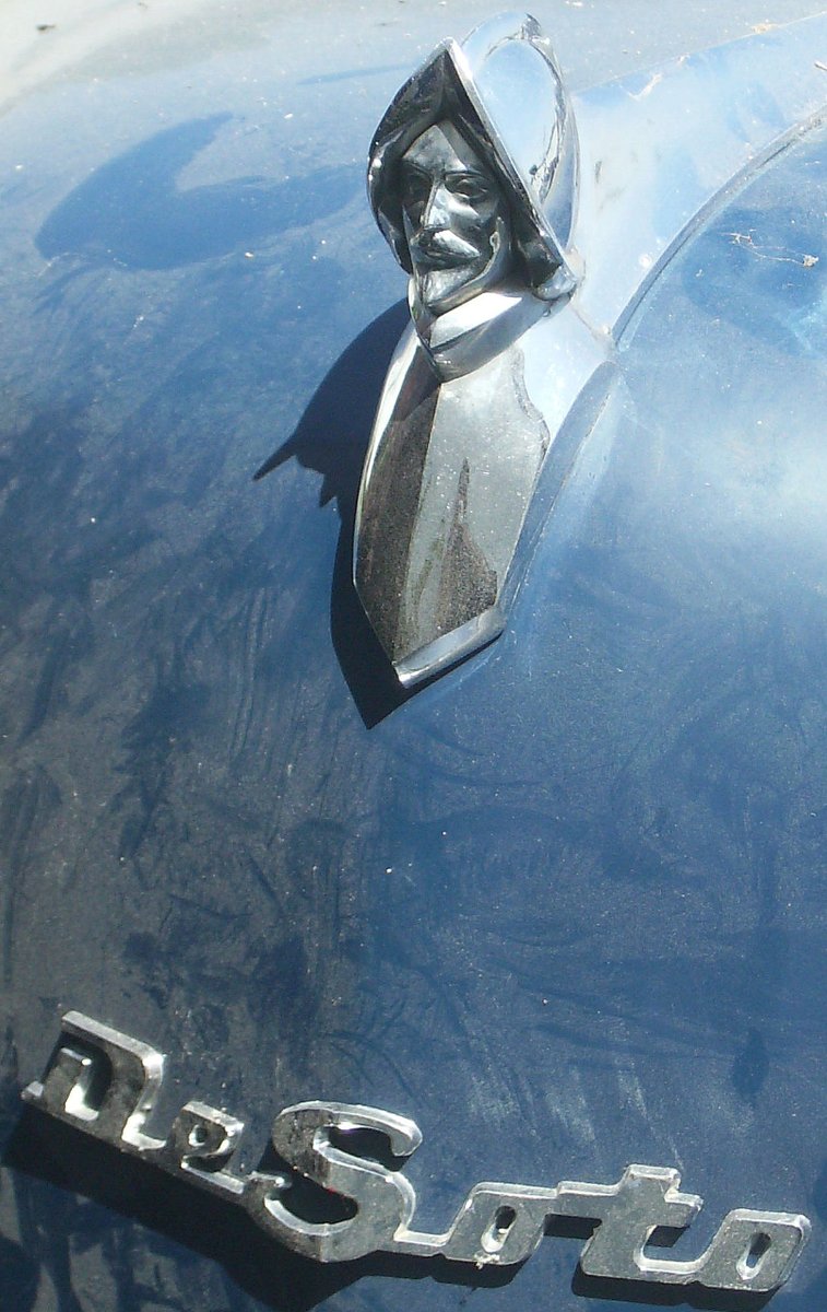 El conquistador extremeño Hernando de Soto ha recibido diversos reconocimientos en Estados Unidos, pero, seguramente, el más original es el haber dado nombre a DeSoto, una marca estadounidense de automóviles fabricada por Chrysler Corporation entre 1928 y 1960.