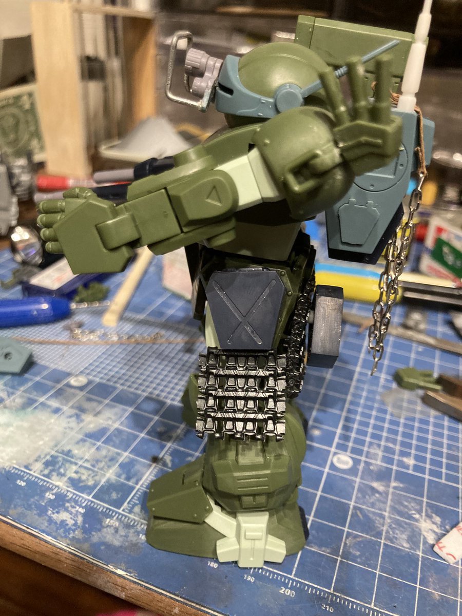 DAI19990120's tweet photo. いつも通りのスクラップ机と塗装前完成のグレゴルー機
#装甲騎兵ボトムズ
#ボトムズ
#プラモデルライフ
#スコープドッグ
#最低野郎 https://t.co/A6nDpsJ3xa