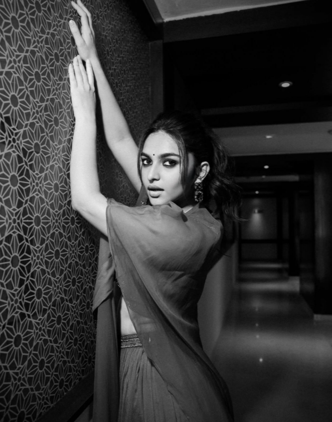 cinetakies_Blog's tweet photo. kayadu lohar 💗#kayadulohar #mrunalthakur #saipallavi #keerthysuresh #deepikapadukone #nayanthara #aliabhatt #anikhasurendran #samantha #anushkasharma #gopikaramesh #priyankachopra #saniyaiyappan #krithishetty #annaben #ashasharath #nylausha #saniyaiyappanhot #nandhanavarma#hot https://t.co/BZDafXNw2h