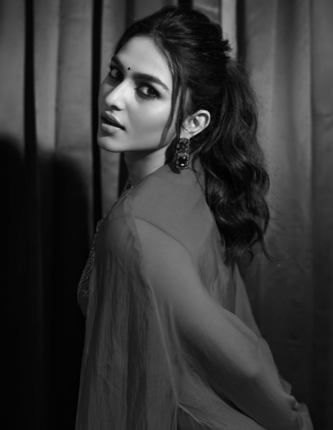 cinetakies_Blog's tweet photo. kayadu lohar 💗#kayadulohar #mrunalthakur #saipallavi #keerthysuresh #deepikapadukone #nayanthara #aliabhatt #anikhasurendran #samantha #anushkasharma #gopikaramesh #priyankachopra #saniyaiyappan #krithishetty #annaben #ashasharath #nylausha #saniyaiyappanhot #nandhanavarma#hot https://t.co/BZDafXNw2h