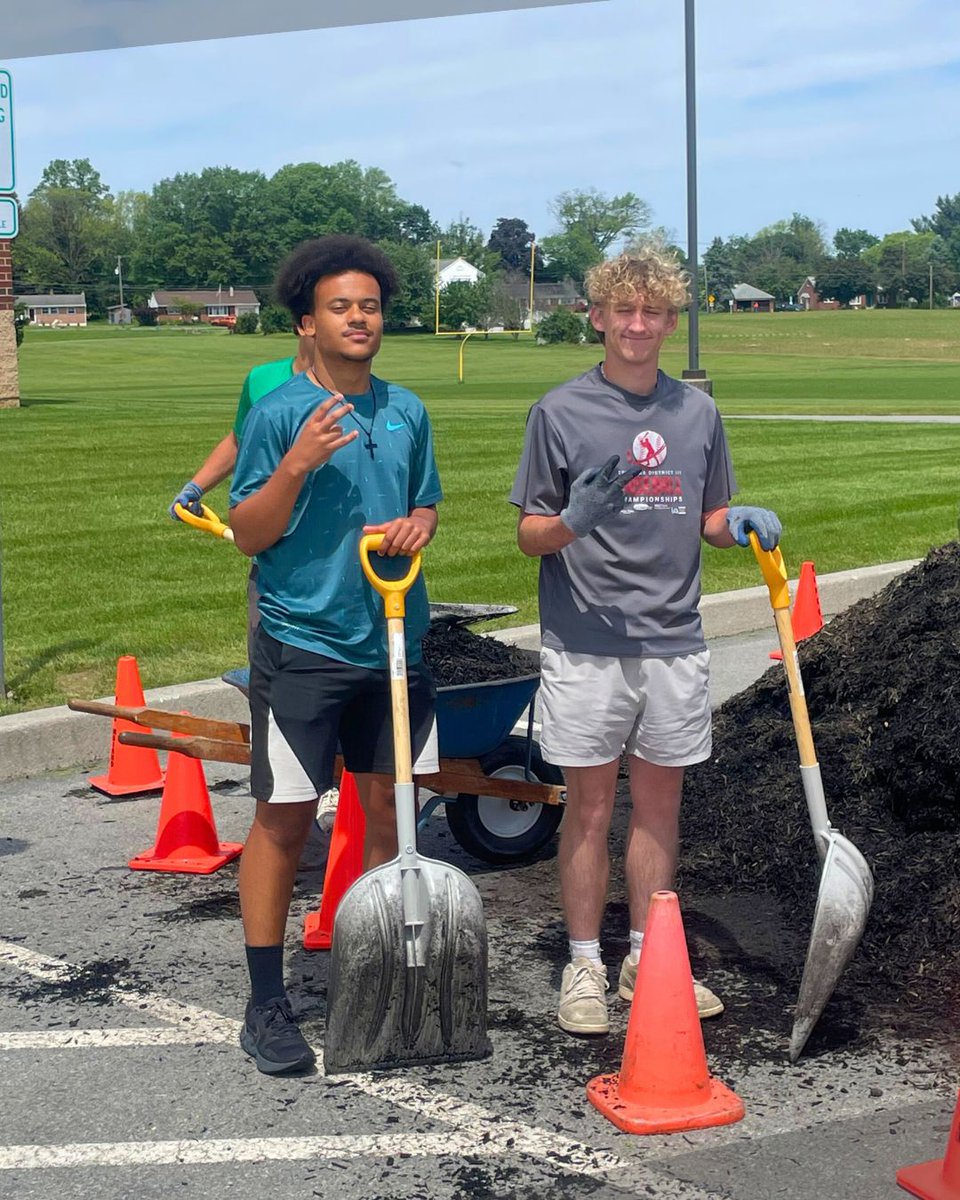 DonegalHS's tweet image. Yesterday, Outdoor Education helped the school with mulching! #hardwork #outdoors #everynameeveryneedonetribe #DHS