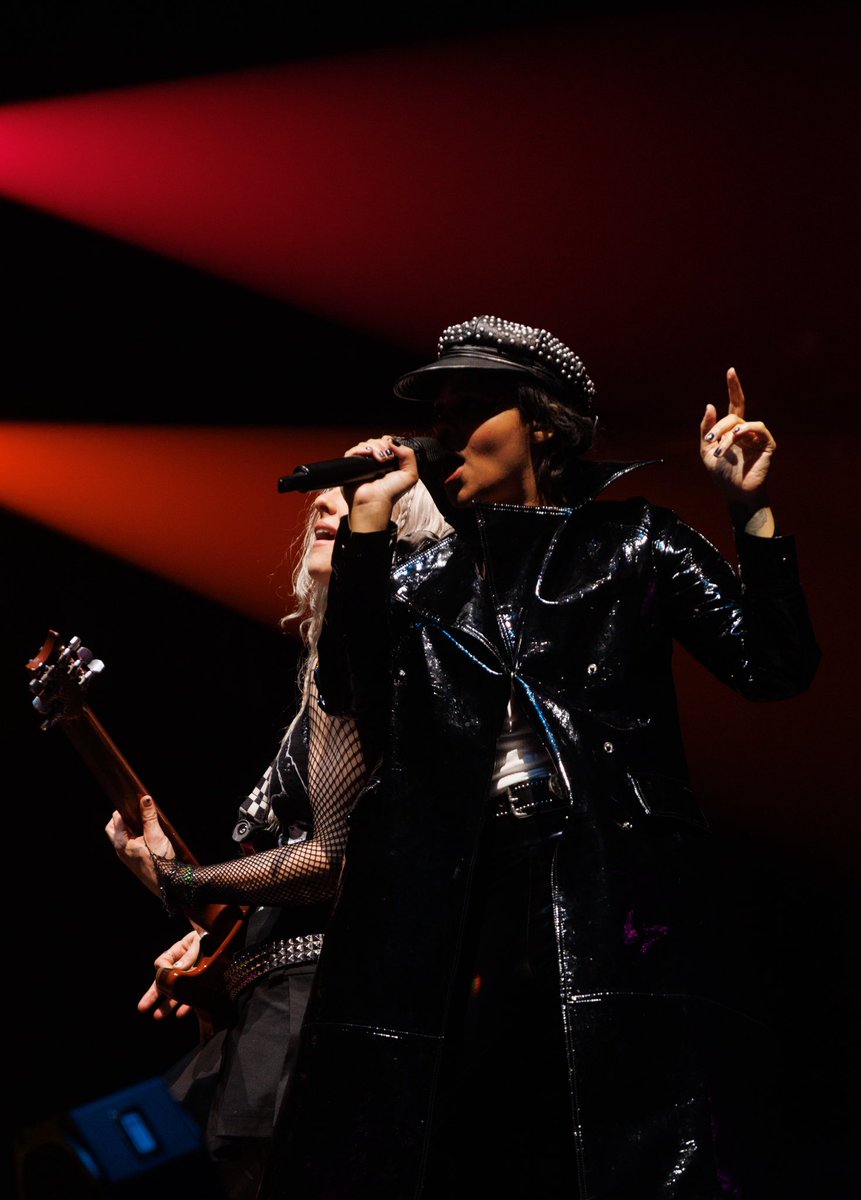 Fefe Dobson tweet media