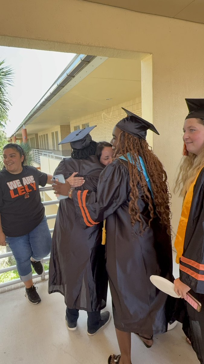 garcie11's tweet image. Seeing our former students—now seniors—back in the halls where it all started… this is what it’s all about.

Proud of you, Class of 2025. 🖤🧡  @ROARMMS @WeAreLely