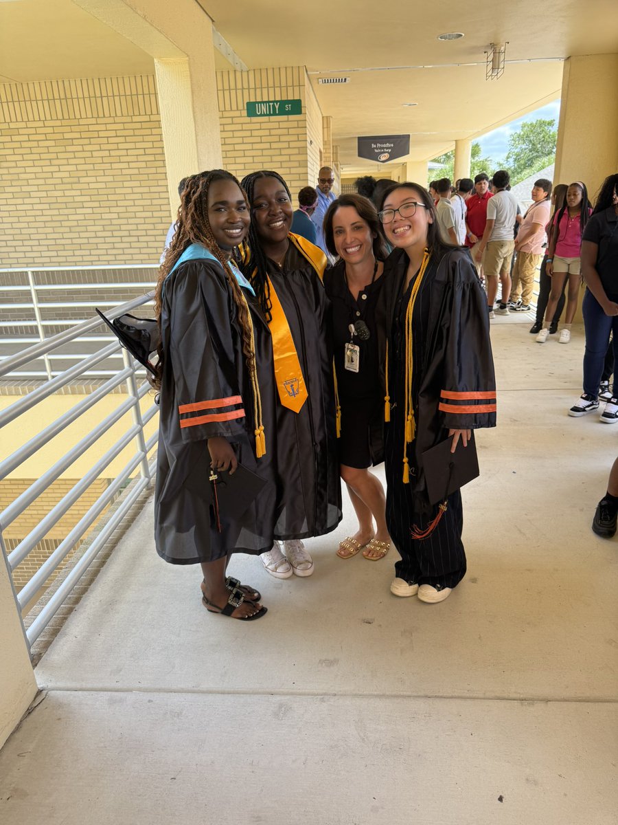 garcie11's tweet image. Seeing our former students—now seniors—back in the halls where it all started… this is what it’s all about.

Proud of you, Class of 2025. 🖤🧡  @ROARMMS @WeAreLely