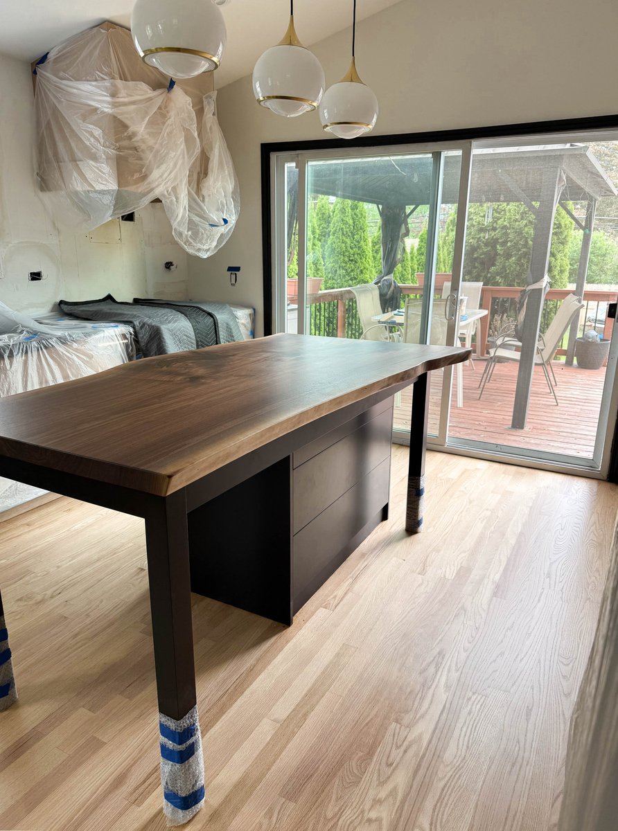 HandmadeTables's tweet image. Their kitchen remodel is wrapping so we got them their custom pieces - a live edge island top and table set it is!

🔗bit.ly/LiveEdgeTables

#tableset #liveedge #liveedgeisland #kitchendesign #eatindesign
