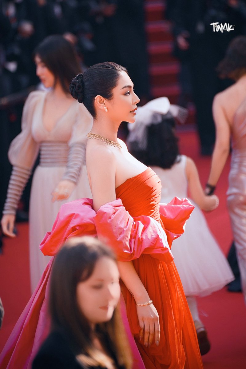 realyenula's tweet photo. THE QUALITY! Tamk you’re the best, show those photographers how to take a picture 🥹

PERAYA RED CARPET CANNES
#BoucheronXFaye https://t.co/zYuaXdK39j