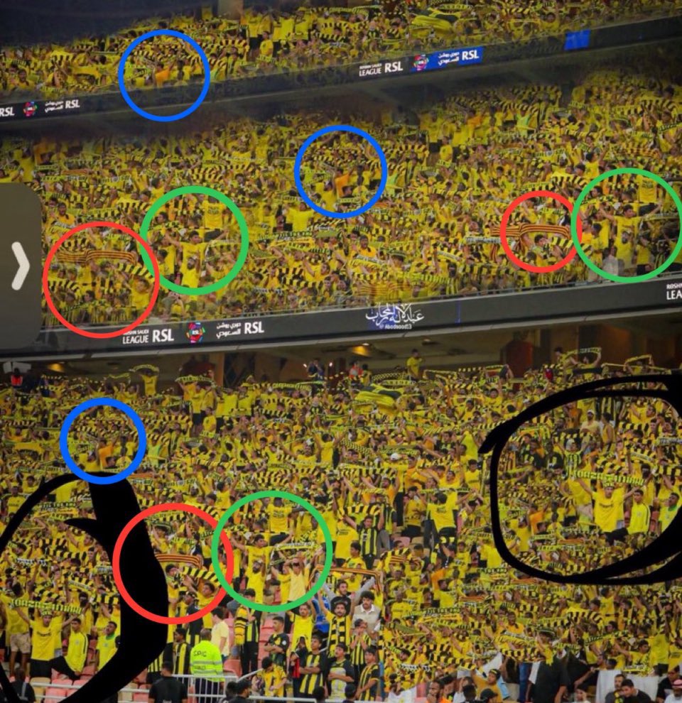 والله جنون شوفو كيف يكرر الاشخاص بالمدرج عشان يقول توحيد اللون 💀