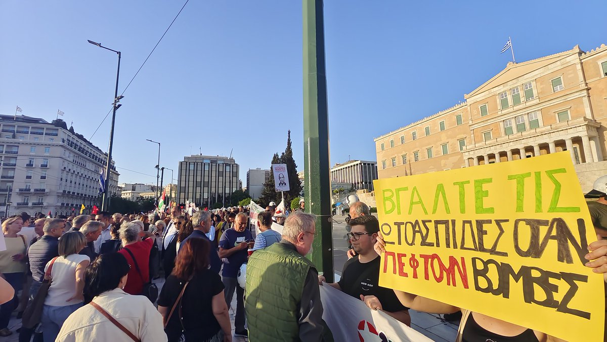 "Βγάλτε τις ωτοασπίδες, όταν πέφτουν βόμβες"
Σύνθημα των διαδηλωτών εμπνευσμένο απ'το μήνυμα της Μαρίνας Σαττι

#antireport #Παλαιστινη