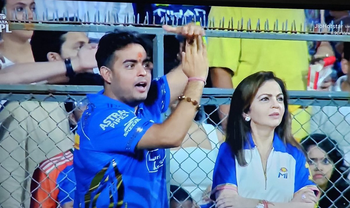 spontaneous04's tweet photo. Mumbai Indians play-off me pahuchane ke liye do or die situation me ho aur usse marne se bachaya naa gaya ho aisa kabhi hua hai 🥰

#MIvsDC #DCvsMI https://t.co/pEK4n6wmP7