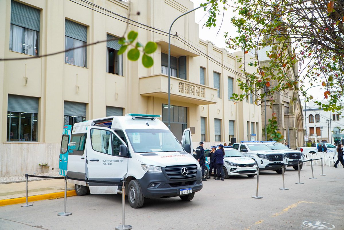 magariovero's tweet image. 🚑 Con las últimas entregas en #Lobos, #Escobar y #Dorrego, ¡ya son 360 las ambulancias sumadas a la red sanitaria bonaerense! ❤️

Seguimos fortaleciendo el sistema sanitario en los 135 municipios para que el acceso al derecho a la salud de las y los bonaerenses no se vea…