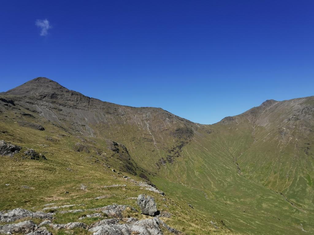 EdgeofMull's tweet image. Up on the hills this afternoon.
The skies were cloudless once again, apart from that wee puff of water vapour.