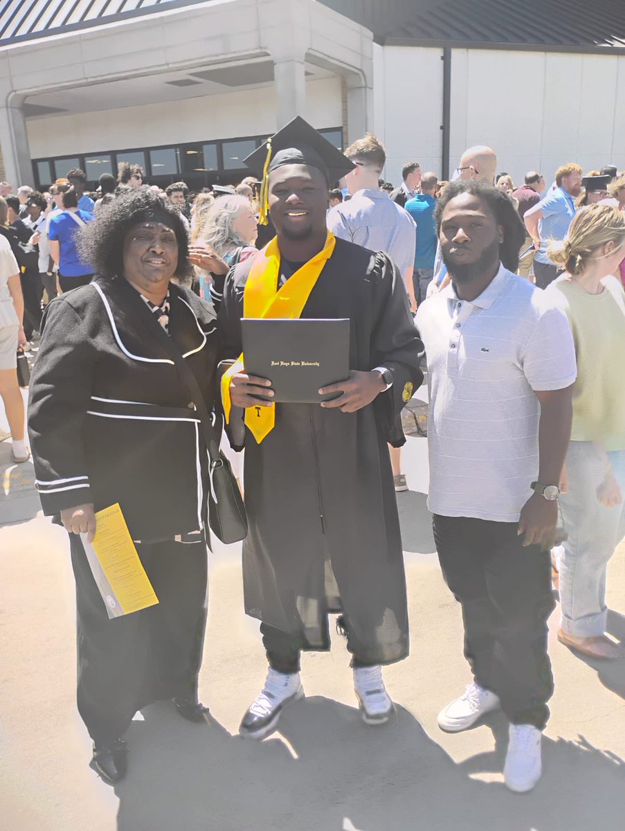 TDtravv's tweet image. Blessings on Blessings, ya boy degreed up🖤💛#cantstopwontstop