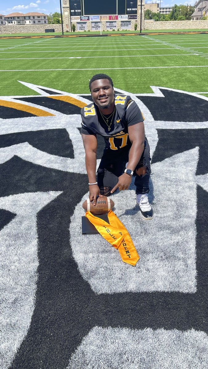 TDtravv's tweet image. Blessings on Blessings, ya boy degreed up🖤💛#cantstopwontstop