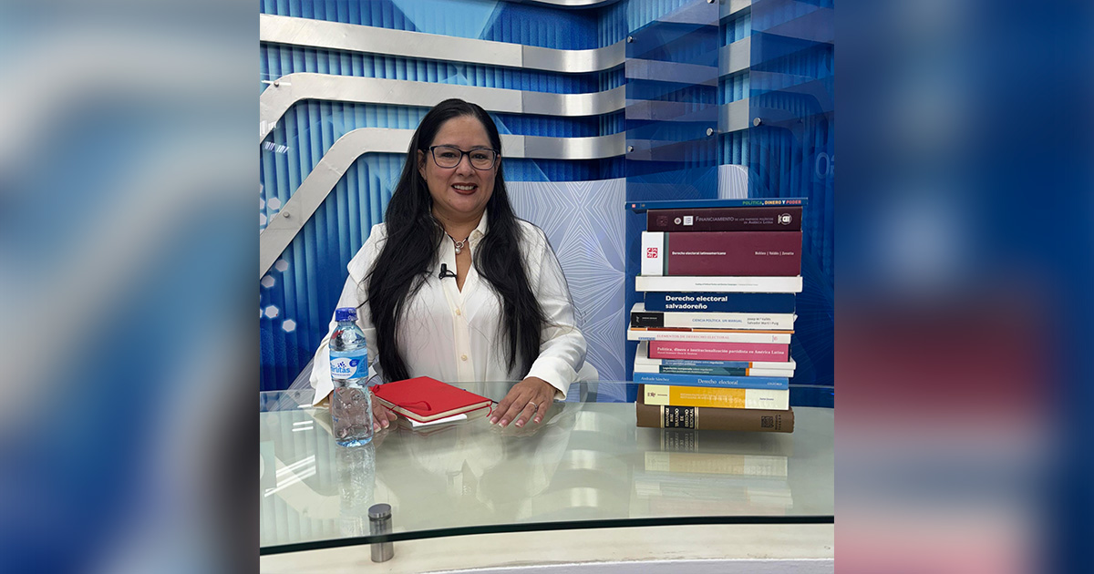 #ElSalvador | <a href="/Cristosal/">Cristosal</a> informa que entre las 8:30am y las 9:00am de hoy, un abogado de la defensa de Ruth López pudo acceder a la Dirección General de Tránsito de la PNC, donde ella se encuentra luego de haber sido detenida por las autoridades.