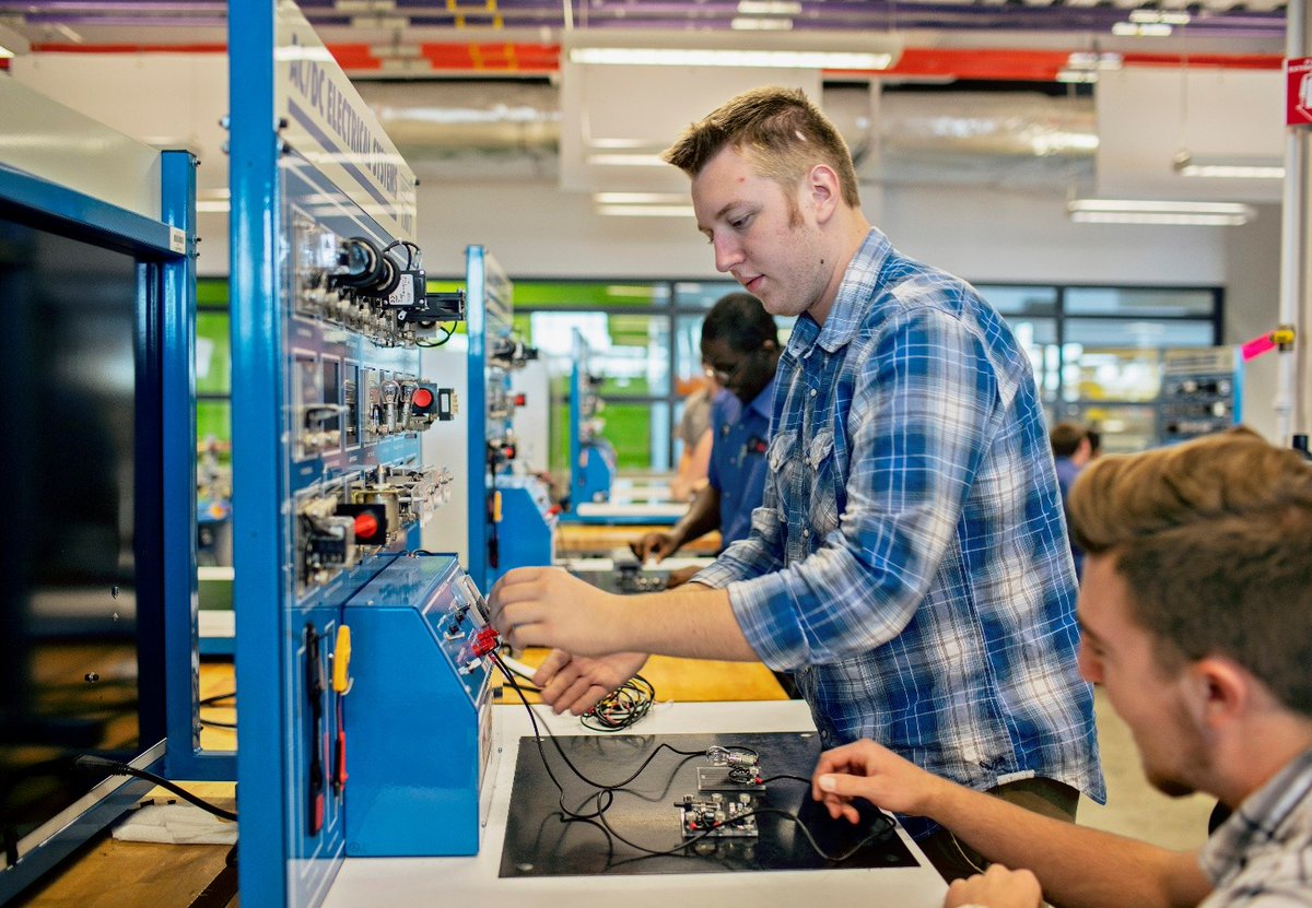 We’re excited to launch our brand-new Computer Engineering Technology program! 🖥️💡

This program blends hardware and software skills to prepare you for in-demand careers in tech, automation, and engineering support. Learn more at gctc.info/cet