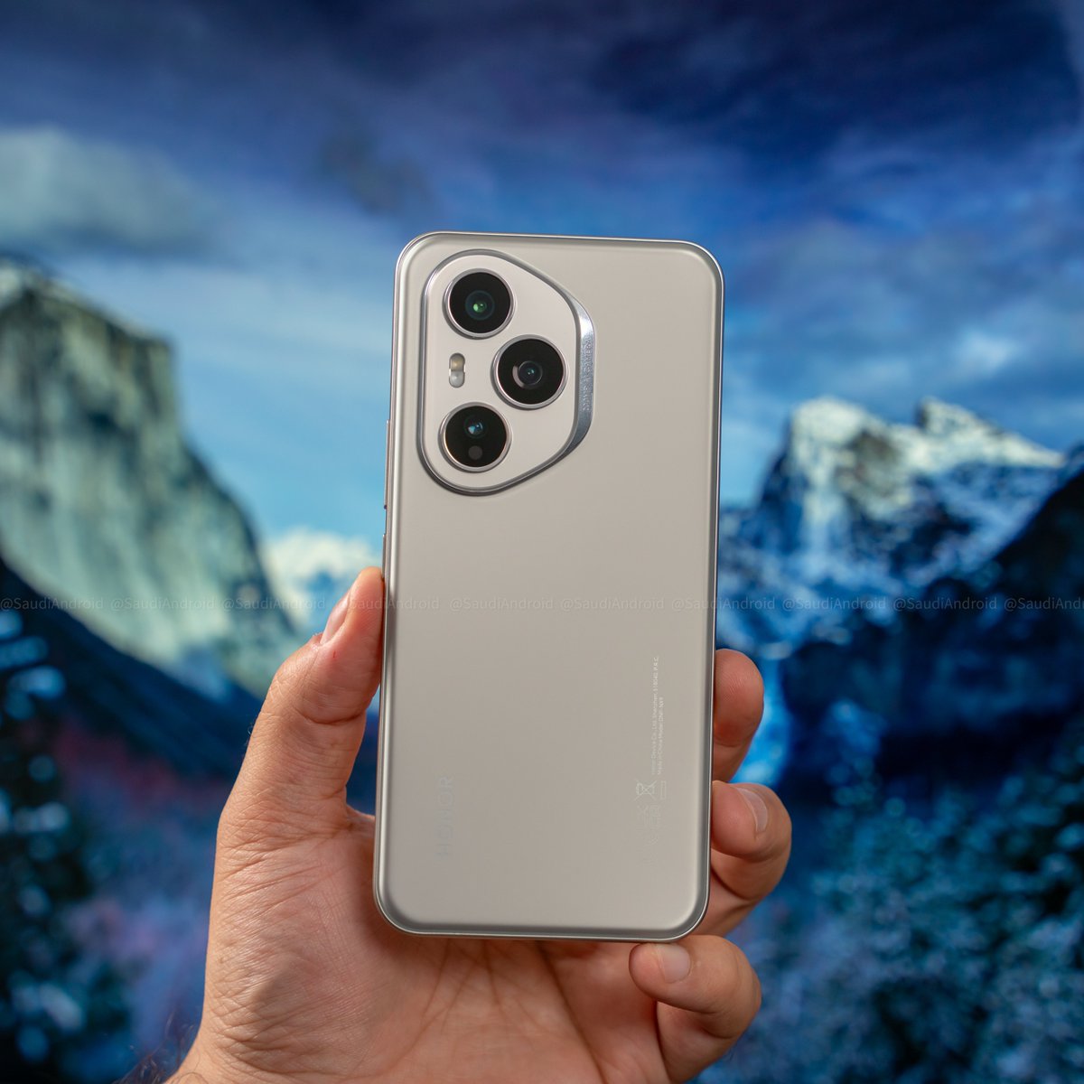 SaudiAndroid's tweet photo. 🧵سلسلة تغريدات " ثريد" أهم الاشياء اللي لازم تعرفها عن هاتف هونر الجديد HONOR 400 Pro.

هاتف اداءه ممتاز ويقدم الجودة و المتانة مع كاميرا 200MP وبطارية ضخمة وسعره معقول.

يعتبر أول هاتف يدعم نموذج الذكاء الاصطناعي Veo 2 من قوقل.😍

#HONOR400 https://t.co/qQMPnObrAC
