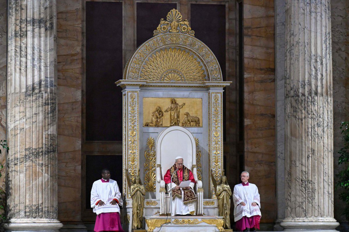 Le pape Léon XIV offre une formidable leçon d’humilité. 

Depuis son élection, l’Église se remet à parler chiffons… L’idée peut sembler ridicule : le Christ n’est-Il pas mort presque nu sur la Croix, dépouillé de sa tunique qu’ont tirée au sort les soldats ? Il doit se moquer