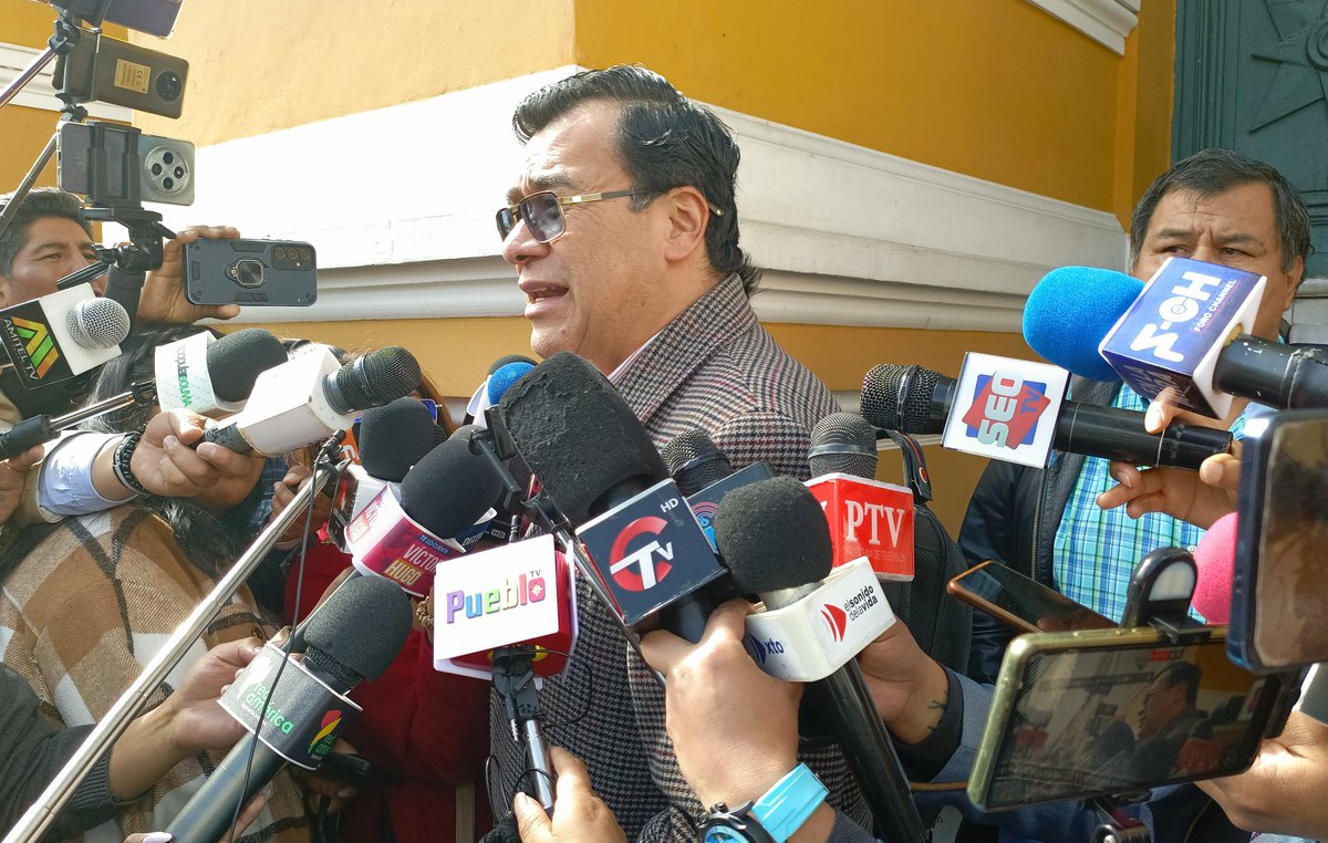 ArminCopa's tweet image. #deÚltimo
El diputado del MAS #JerjesMercado y dirigentes de la #CSUTCB de #SantaCruz denunciaron "manoseo y dedazo" de la dirección nacional en la listas del candidatos del partido y advierten un fracaso en las elecciones