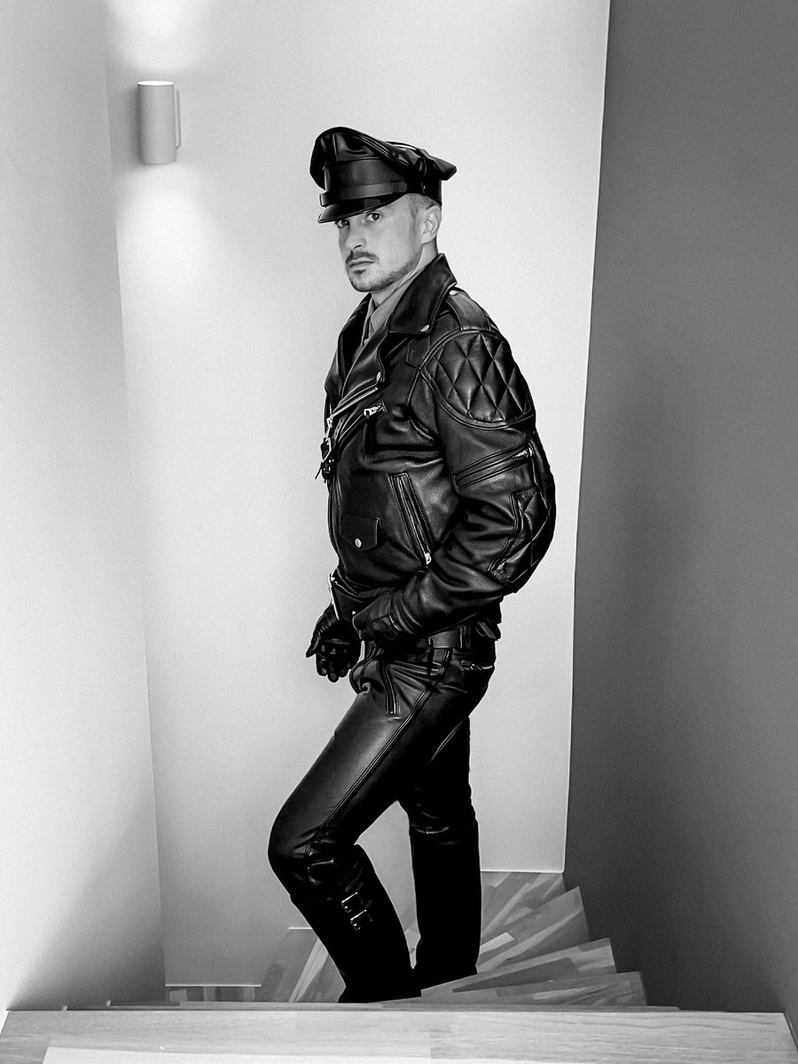 You didn’t expect it to hit you like this. But the leather does. Every damn time.

#leather #bluf #leatherman #leatherboy #fetish #gayfetish #kink #bdsm #gear #leathergear #leatherjacket #leatherpants #leathergloves #leatherfetish #fullleather #leatherman #gayleather #gear365