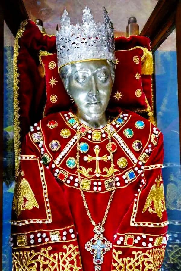 Το σκήνωμα της Αγίας Ελένης 
Βοήθεια μας