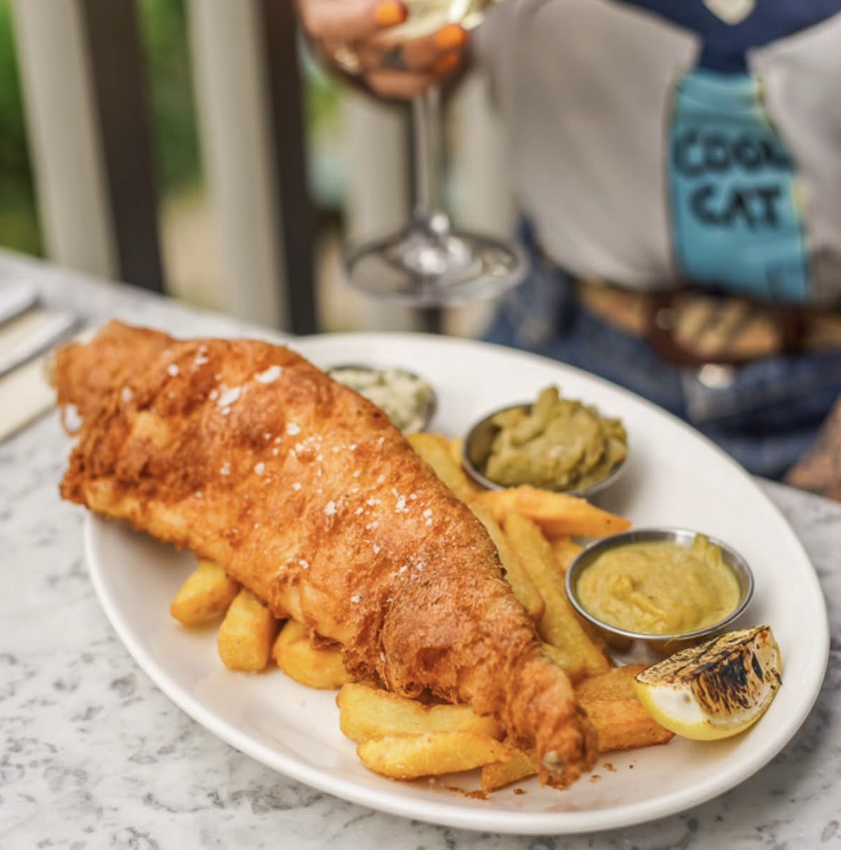 WhiteHartBarnes's tweet photo. Haddock &amp; chips, undisputed champion of pub food served here all day everyday with curry sauce, tartar, and proper marrowfat mushy peas. Best enjoyed with riverside views and a glass of chilled wine.

#fishandchips 
#pubclassic
#tastyfish
#dayboatcatch
#barnesriverside 
#sw13 https://t.co/lTF4eZ8U8p