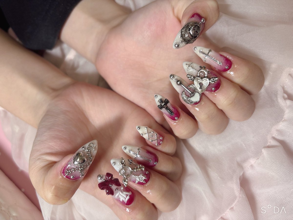 Nailpapilio's tweet photo. ゴシックネイル💅 https://t.co/vaHalvwUQW