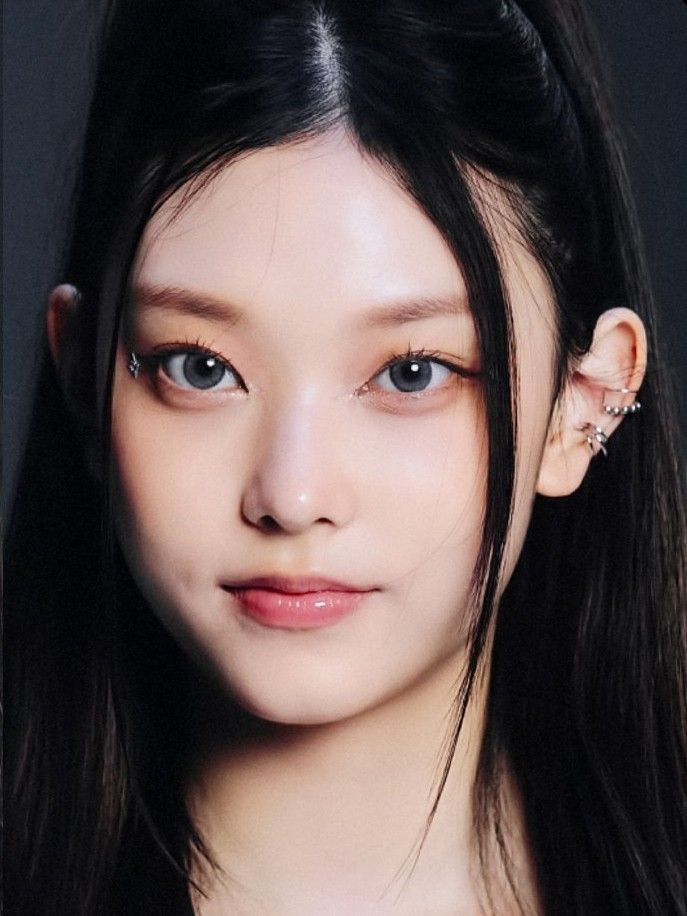 haerin1st's tweet photo. Ear fillers are popular in Asia and are becoming more common in the US

The trend may also be fueled by influential Kpop stars like Haerin, who is a member of South Korea's most successful girl group NewJeans and is famous for her 'elf-like' features.
 
🔗:https://t.co/vlJmYwJlj0 https://t.co/dMWgR4n9qi