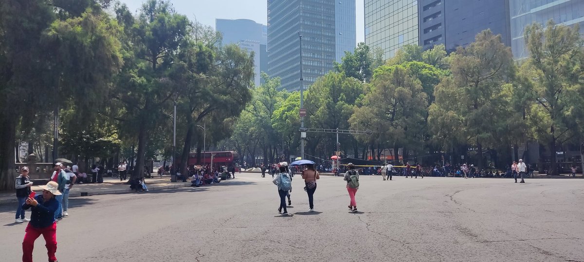 Masta_CI_'s tweet photo. Bloqueo de la #CNTE en diversos puntos sobre la Av. Reforma en la ciudad de México. https://t.co/xnFLv064JI