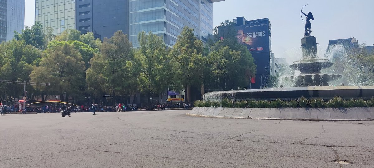 Masta_CI_'s tweet photo. Bloqueo de la #CNTE en diversos puntos sobre la Av. Reforma en la ciudad de México. https://t.co/xnFLv064JI