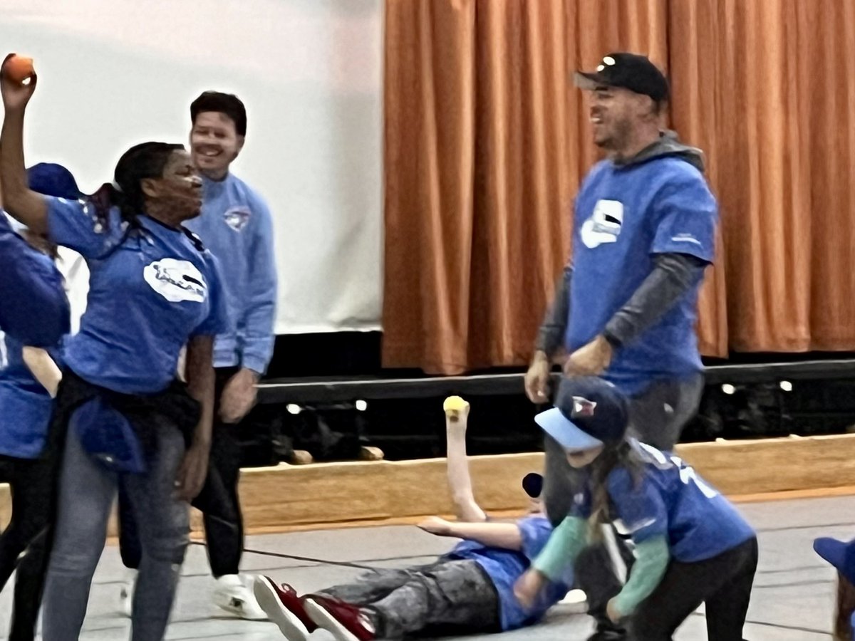 shelleylaskin's tweet photo. So pleased for the girls @TDSB_GlenPark who participate in #GirlsAtBat through the @JOLaMaKina charitable initiative with @BlueJays https://t.co/t2NApfrUPl Thank you for the great support Jose! https://t.co/Ut4SWaXDhv