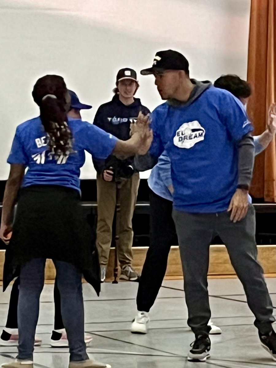 shelleylaskin's tweet photo. So pleased for the girls @TDSB_GlenPark who participate in #GirlsAtBat through the @JOLaMaKina charitable initiative with @BlueJays https://t.co/t2NApfrUPl Thank you for the great support Jose! https://t.co/Ut4SWaXDhv