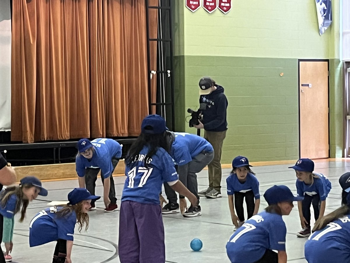 shelleylaskin's tweet photo. So pleased for the girls @TDSB_GlenPark who participate in #GirlsAtBat through the @JOLaMaKina charitable initiative with @BlueJays https://t.co/t2NApfrUPl Thank you for the great support Jose! https://t.co/Ut4SWaXDhv