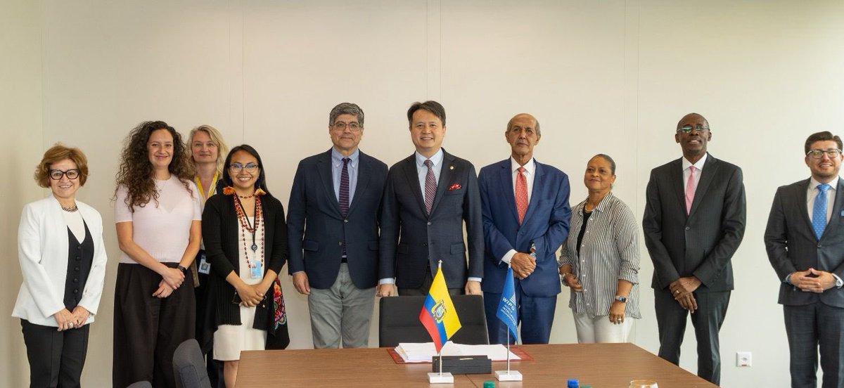 En representación del Ecuador 🇪🇨 Emb @jvalencia suscribió el Tratado de OMPI sobre propiedad intelectual, recursos genéticos y conocimientos tradicionales, reafirmando el compromiso del Estado con protección del patrimonio genético y cultural de  pueblos indígenas ecuatorianos.