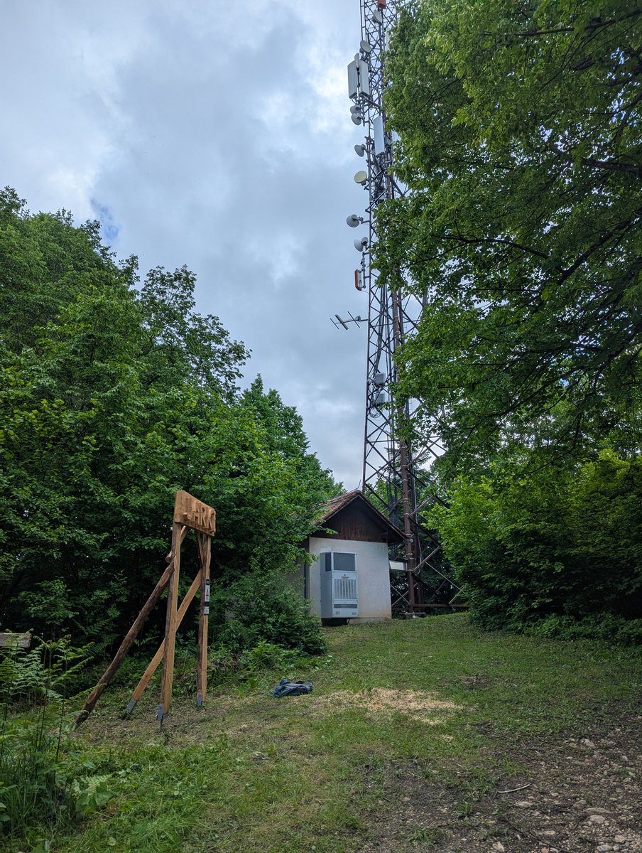 majh1982's tweet photo. -"Okul stolpa bom jst ... moram že po službeni dolžnosti", se je pohvalu Bošti in dobi za pit v soboto. 🍺
-Otvoritev Jarki & Vagabund bar. Vabljeni.
https://t.co/KsXKG7Jd9n
-tam k ni pokošeno so jagode 😉
-na posekah se vse noro zarašča
#SotejškeStezice #PankKura #mtbJV #jarki https://t.co/DLsqGurXHo