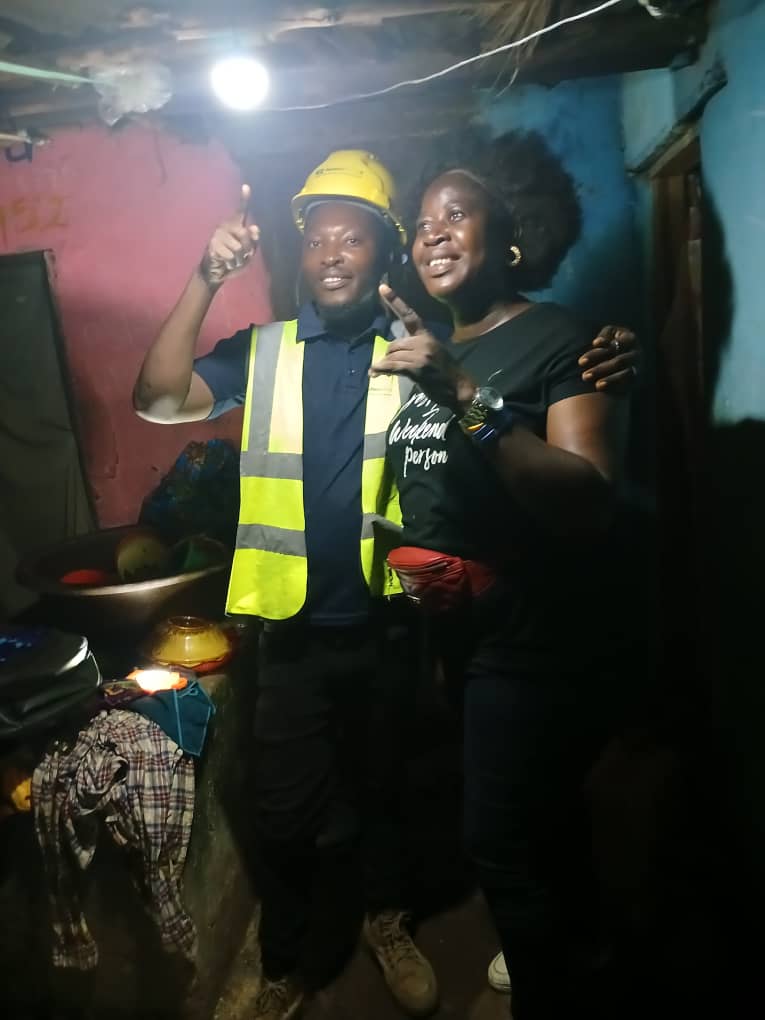 <a href="/UNDPSierraLeone/">UNDP in Sierra Leone</a> has begun installing solar lighting systems for 2,183 rural households across Falaba, Kambia, Moyamba, Pujehun, Bonthe &amp; Western Area.
Each 12W solar unit provides lights + mobile charging, boosting safety, learning &amp; connectivity. Installations started in Tombo!