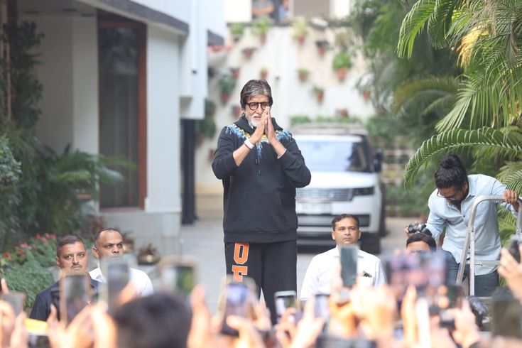 .<a href="/ElvishYadav/">Elvish Yadav</a> stop asking your fans not to come near your house.
Agar aunti ji ko parashani hoti hai tho ek do watchman raklo. 

Superstar's ki ghar ki aage fans ka bheed jama hona aam se baat hai.
"Wo Star hi kya jiske ghar ki aage fans ka bheed na ho"
#ElvishYadav #ElvishArmy