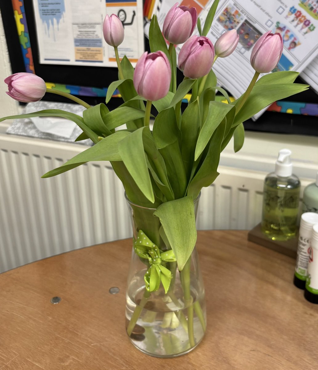 SchoolWainscott's tweet photo. Mrs Callaway would like to say thank you to Mrs Simmons for her kindness today. @johnbryantHT @LAHam21 @Primary1stTrust #ItsTheLittleThingsThatCount https://t.co/KJlvE2wsGa