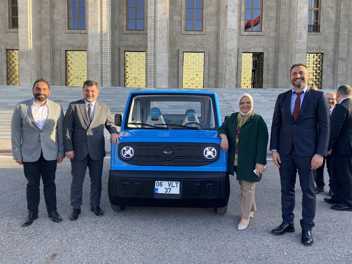 aysekesir's tweet photo. 📍TBMM

Düzce’mizden tüm dünyaya, gururla 🧿

Türkiye’nin ilk L7E sınıfı, 4 kişilik elektrikli aracı yollara çıkmaya hazır. 

Deneme üretimi yapılan aracı milletvekili arkadaşlarımızla birlikte test ettik. 

Düzce’mizin gururu genç girişimcilerin sahibi olduğu @VoltaMotor tarafından üretilen araç yakın zamanda satışa sunulacak. 

Yüzde 80’i yerli üretim olan araçlar 170 km menzilli olacak, 100 km hıza ulaşabilecek.