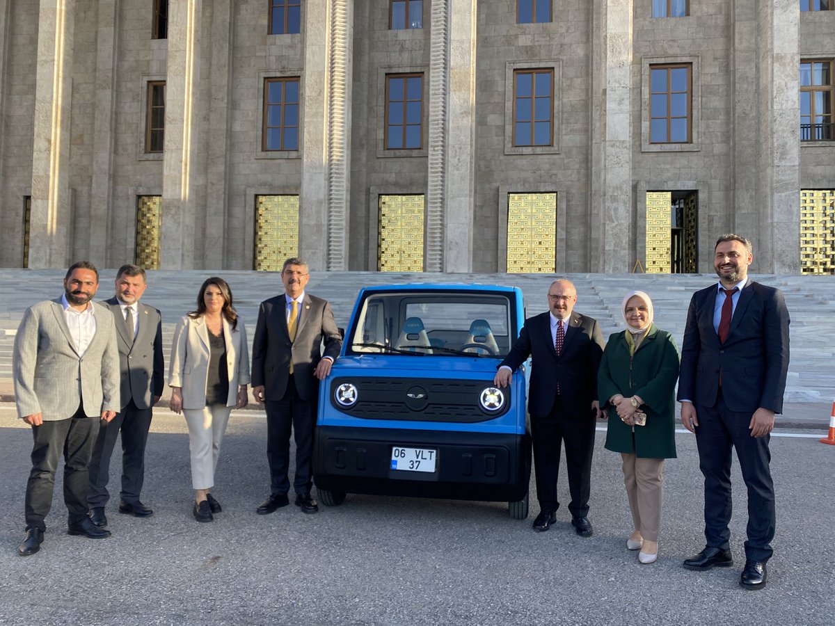 aysekesir's tweet photo. 📍TBMM

Düzce’mizden tüm dünyaya, gururla 🧿

Türkiye’nin ilk L7E sınıfı, 4 kişilik elektrikli aracı yollara çıkmaya hazır. 

Deneme üretimi yapılan aracı milletvekili arkadaşlarımızla birlikte test ettik. 

Düzce’mizin gururu genç girişimcilerin sahibi olduğu @VoltaMotor tarafından üretilen araç yakın zamanda satışa sunulacak. 

Yüzde 80’i yerli üretim olan araçlar 170 km menzilli olacak, 100 km hıza ulaşabilecek.