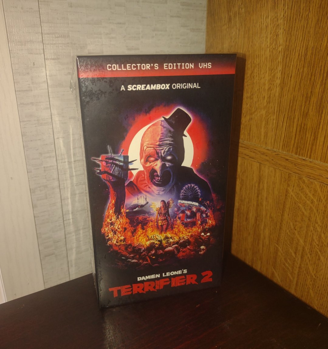 🤡 TERRIFIER DISCOURSE GIVEAWAY 🤡

Giving away this Walmart Collector's Edition VHS of Damien Leone's Terrifier 2 🤡✌️📼

To enter:
Like ✅
Retweet ✅
Be following my account ✅

Winner will be selected on Wednesday, June 4th by a random name generator.

Good luck! 🤡