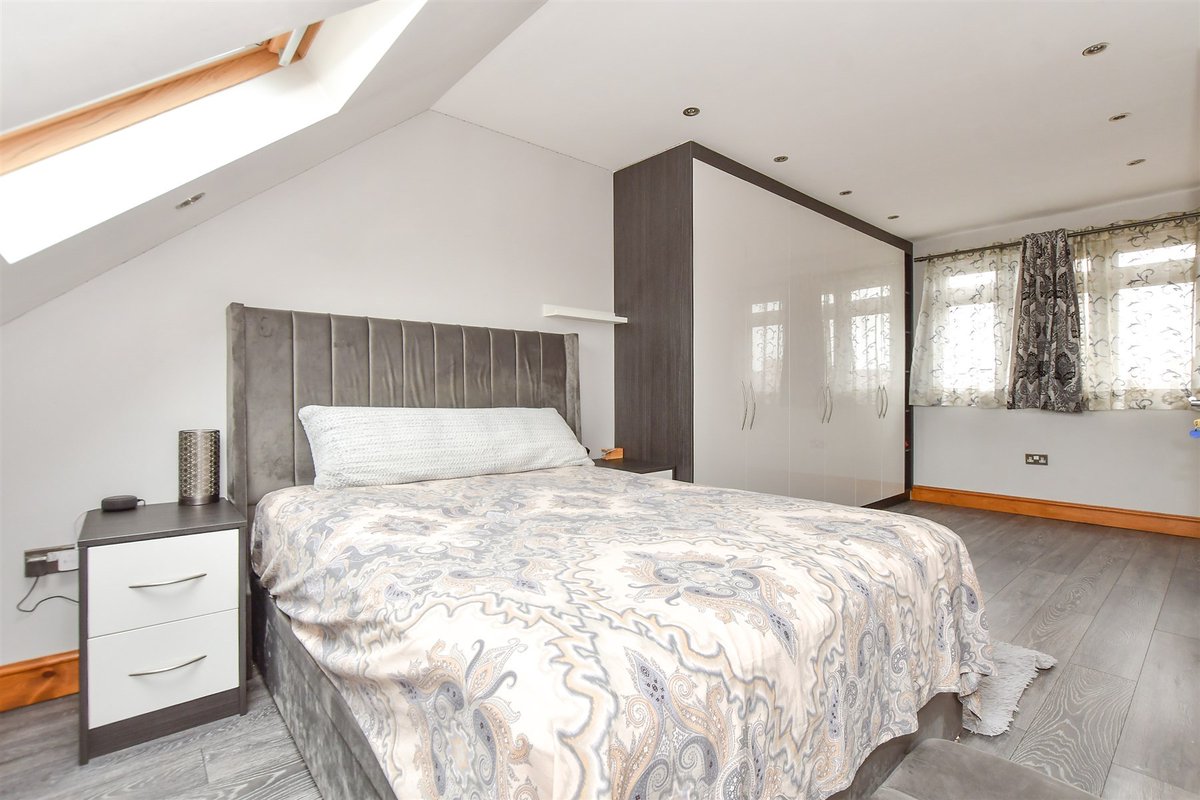 🏡 4 Bedrooms | Romford, Essex

Spacious terraced house with attractive entrance porch and off street parking. This property also benefits from an outbuilding at the rear, as well as en-suite and ground floor cloakroom.

👉 birdeye.cx/e3nhjp