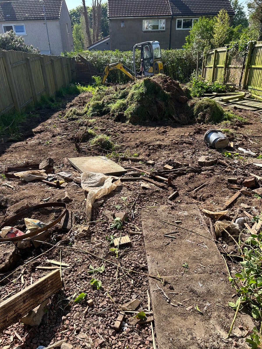 GGMArborists's tweet photo. Full garden transformation complete! 🌿
✔️ Decking w/ planters
✔️ Fresh turf front &amp; back 🍃
✔️ Slatted fencing + gate 🚪
✔️ 3x2 slab paths &amp; patio 🪨
✔️ Gravel to finish 💛
✔️ All waste cleared!

Perfect family-friendly space ✅
#GardenMakeover #Landscaping #GGMProjects https://t.co/JKRTbVGVc8
