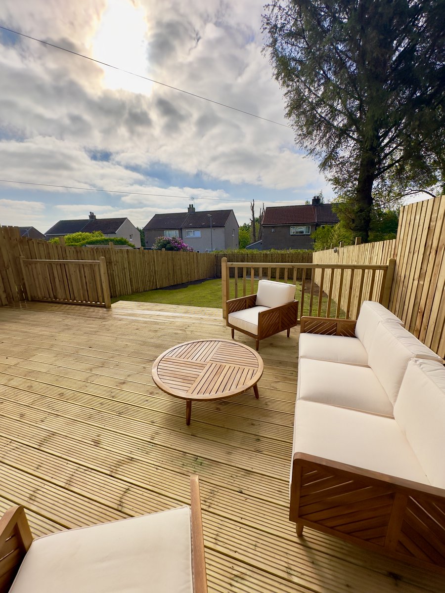 GGMArborists's tweet photo. Full garden transformation complete! 🌿
✔️ Decking w/ planters
✔️ Fresh turf front &amp; back 🍃
✔️ Slatted fencing + gate 🚪
✔️ 3x2 slab paths &amp; patio 🪨
✔️ Gravel to finish 💛
✔️ All waste cleared!

Perfect family-friendly space ✅
#GardenMakeover #Landscaping #GGMProjects https://t.co/JKRTbVGVc8
