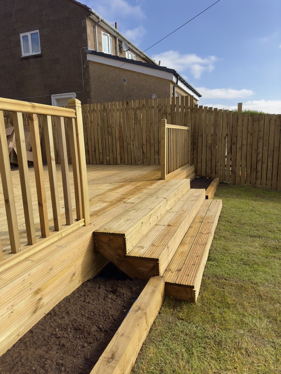 GGMArborists's tweet photo. Full garden transformation complete! 🌿
✔️ Decking w/ planters
✔️ Fresh turf front &amp; back 🍃
✔️ Slatted fencing + gate 🚪
✔️ 3x2 slab paths &amp; patio 🪨
✔️ Gravel to finish 💛
✔️ All waste cleared!

Perfect family-friendly space ✅
#GardenMakeover #Landscaping #GGMProjects https://t.co/JKRTbVGVc8
