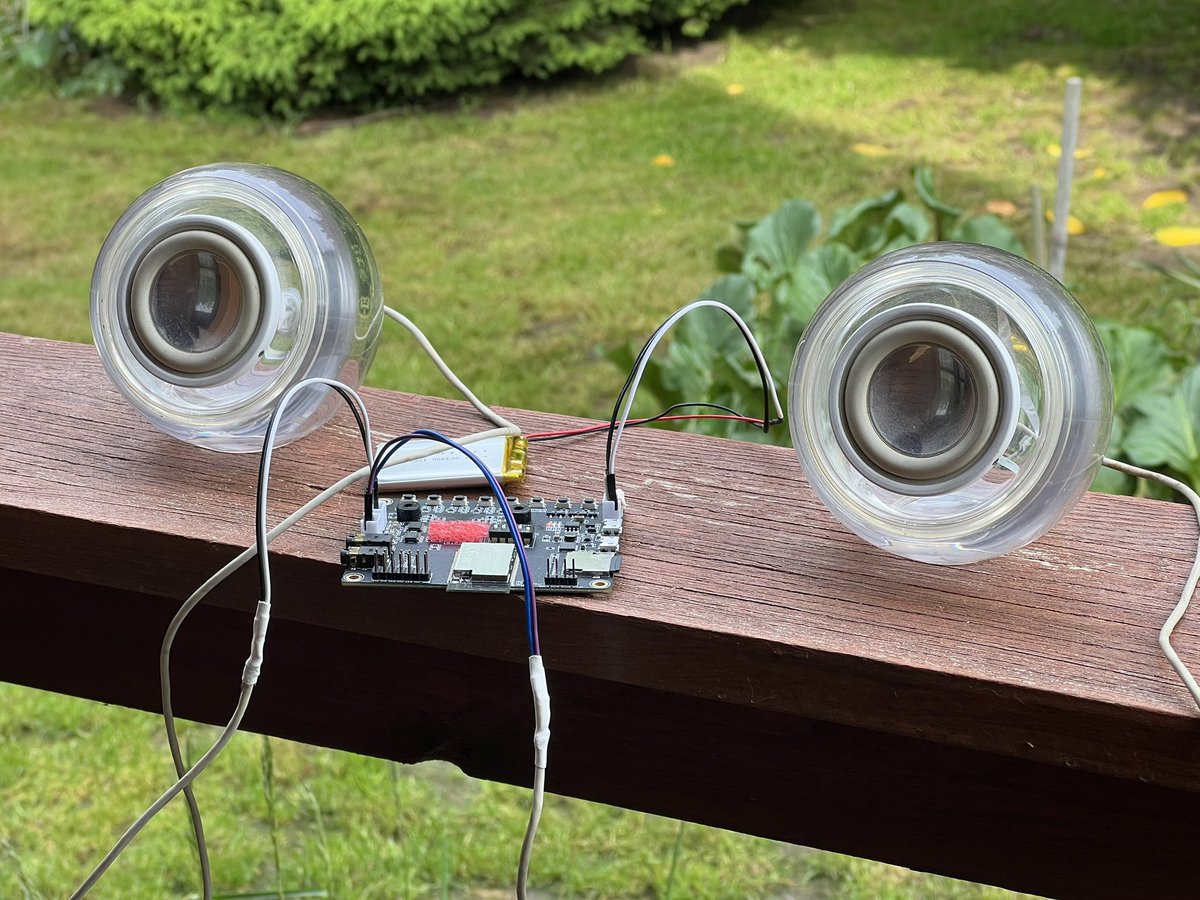 MacWyznawca's tweet image. To już wiesz od czego te głośniki, Droga Młodzieży? 😉 
#iMacG4. Można było również kupić luzem 
#RadioADF32 #RadioJKK