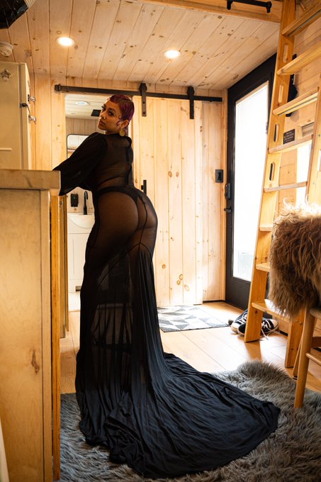 She&rsquo;s finding her light again ✨🖤 https://t.co/xLgenQFOGN